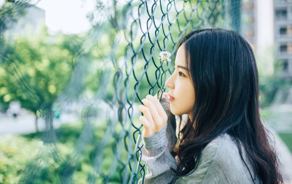 “放开我！”刘璝狠狠地挣了几下，没挣开，不由怒视孟达道：“子度，如今成都已破，你何必还要委曲求全，为这昏庸无能之人说话。”